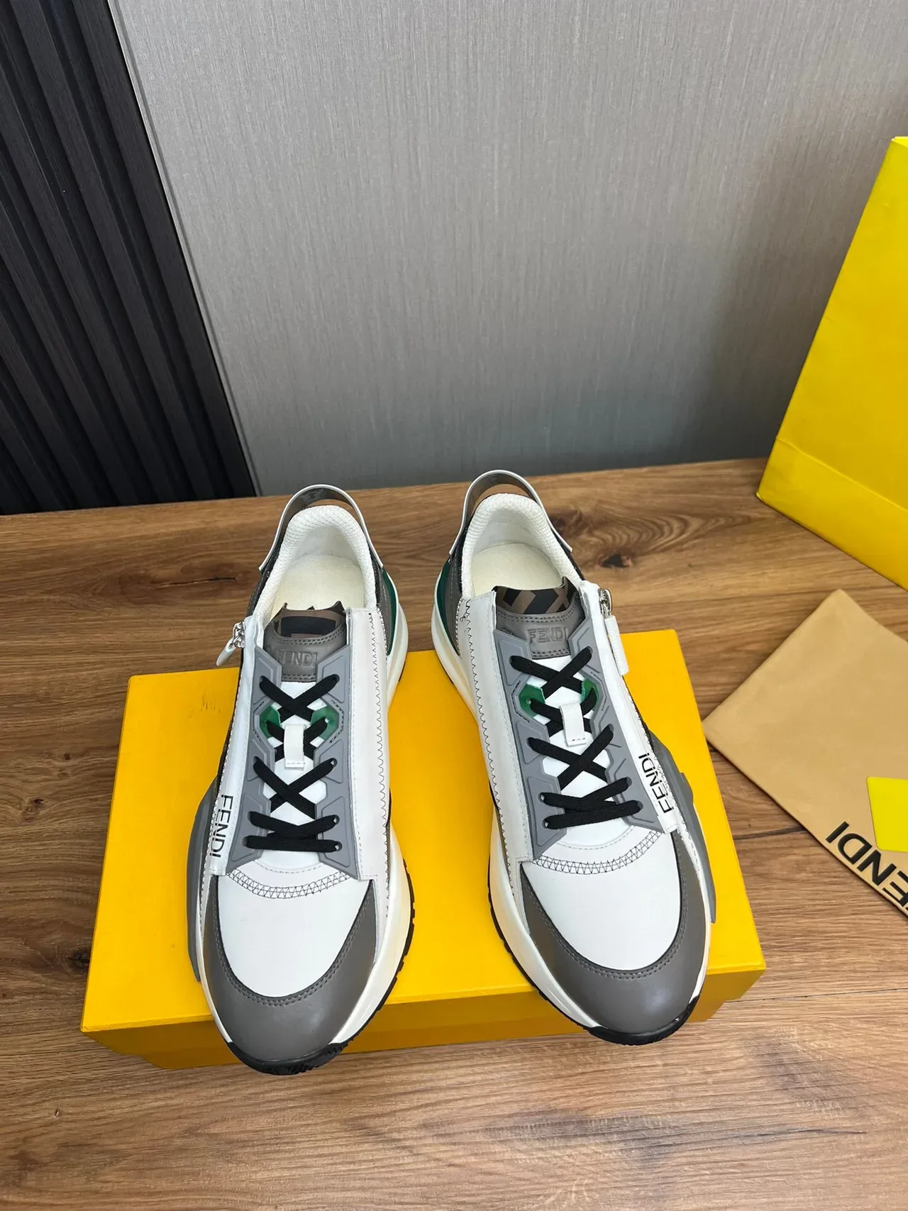 Fendi Run Away Blanc et Gris Sangle Asymétrique Fermeture Éclair Latérale Sneakers Chunky 2