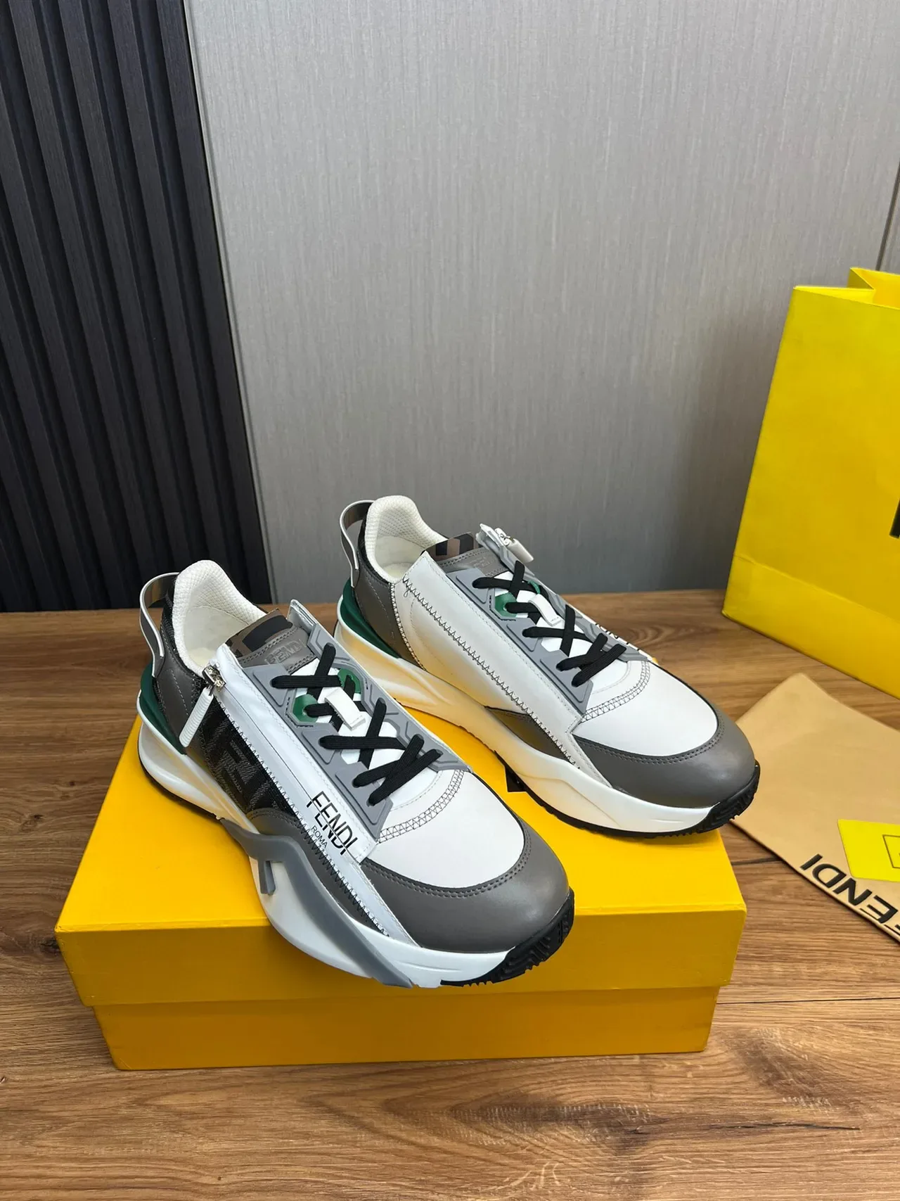 Fendi Run Away Blanc et Gris Sangle Asymétrique Fermeture Éclair Latérale Sneakers Chunky 3