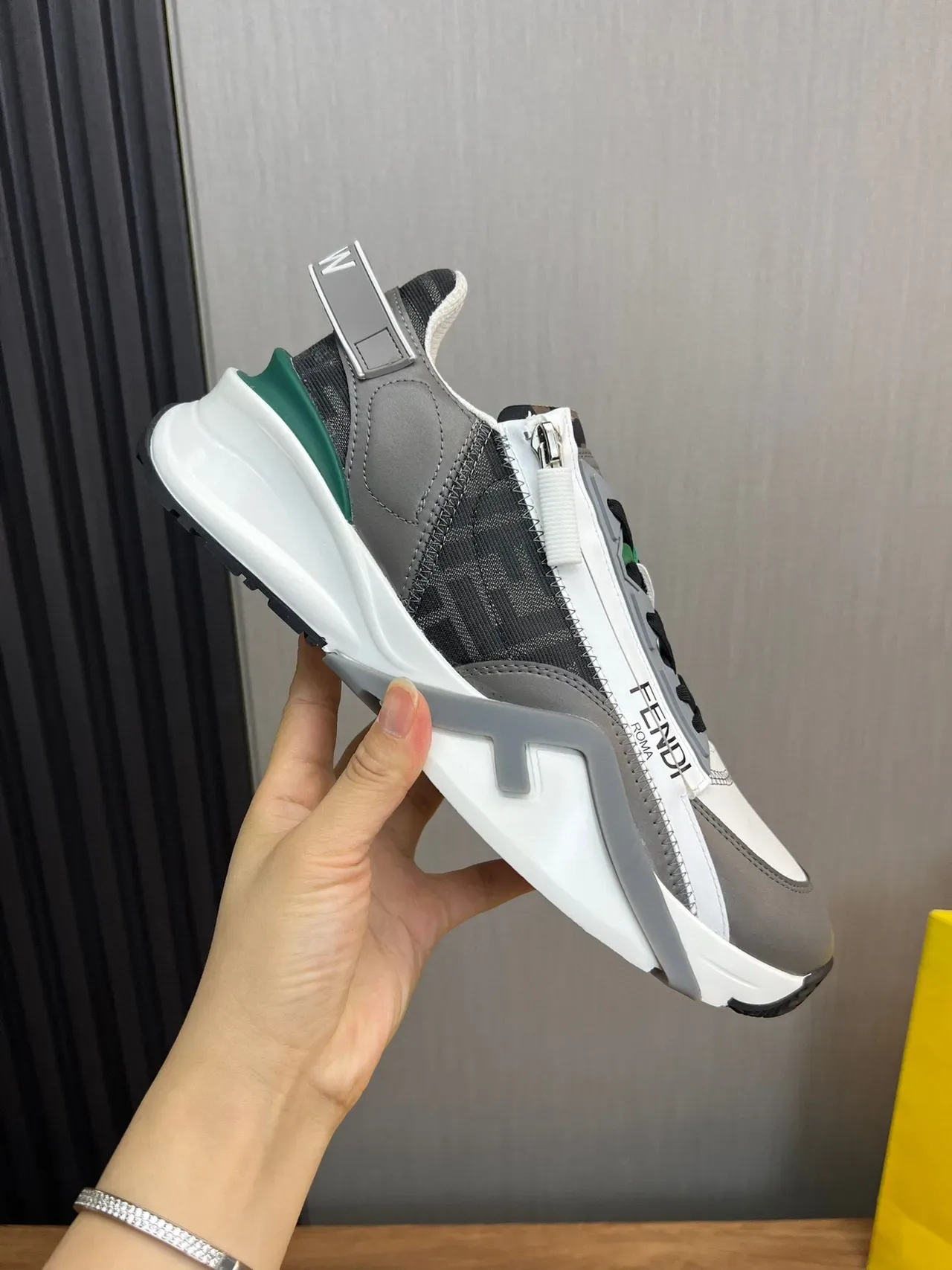 Fendi Run Away Blanc et Gris Sangle Asymétrique Fermeture Éclair Latérale Sneakers Chunky 4