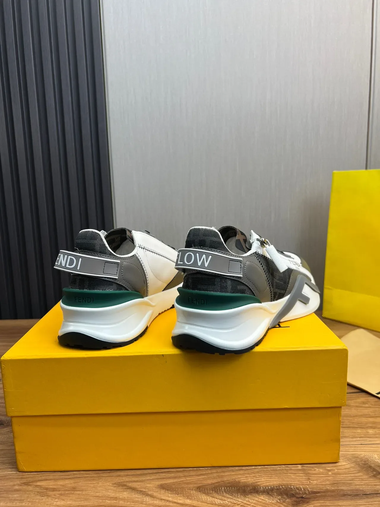 Fendi Run Away Blanc et Gris Sangle Asymétrique Fermeture Éclair Latérale Sneakers Chunky 5