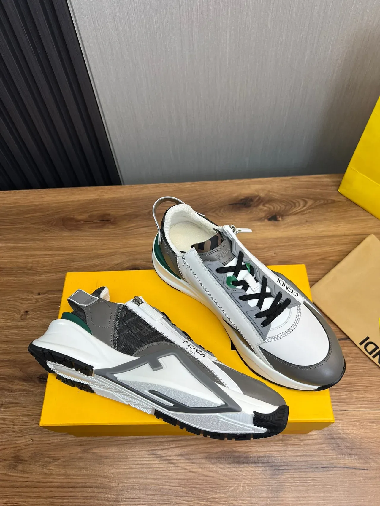 Fendi Run Away Blanc et Gris Sangle Asymétrique Fermeture Éclair Latérale Sneakers Chunky 6