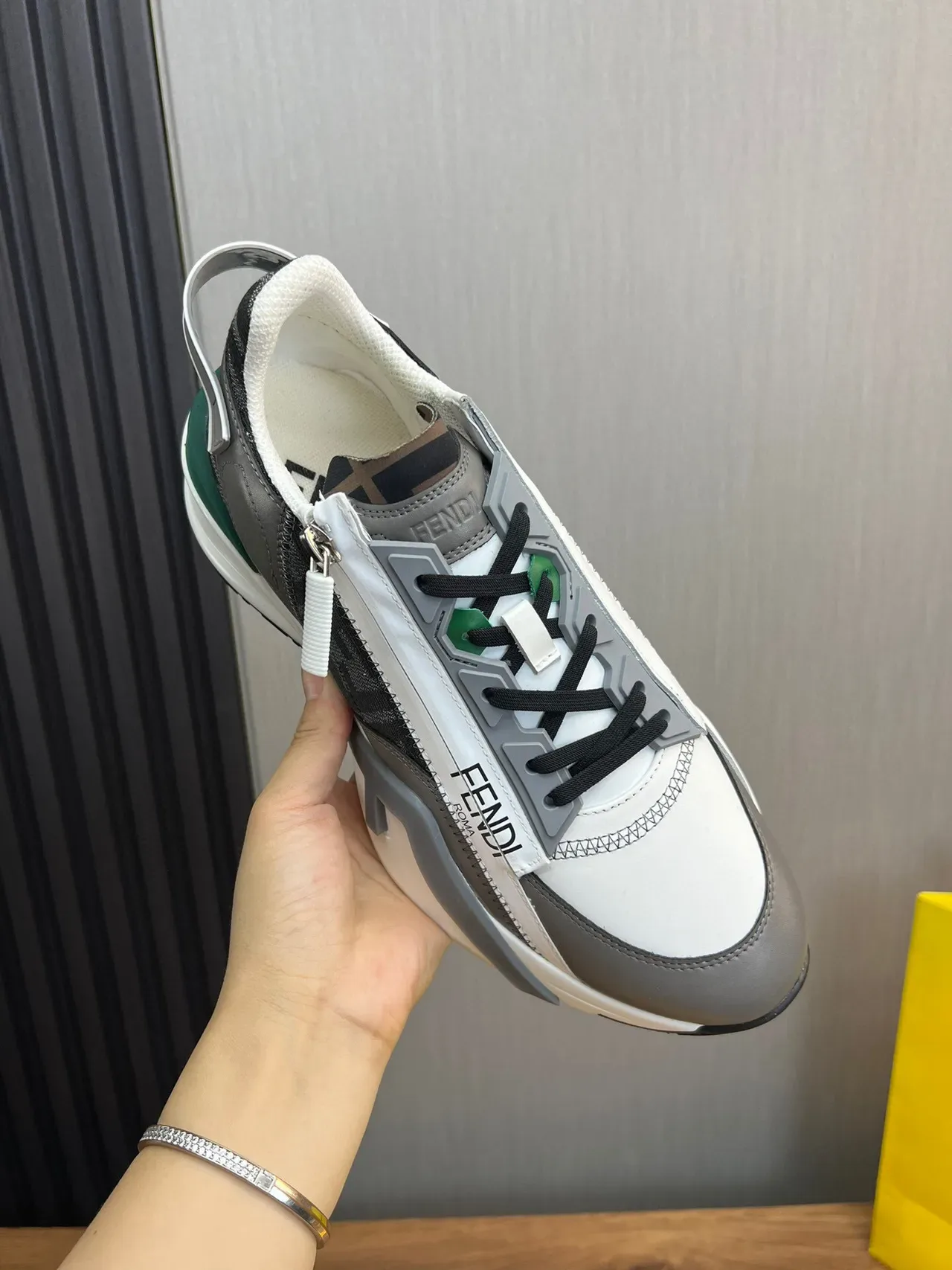Fendi Run Away Blanc et Gris Sangle Asymétrique Fermeture Éclair Latérale Sneakers Chunky 7