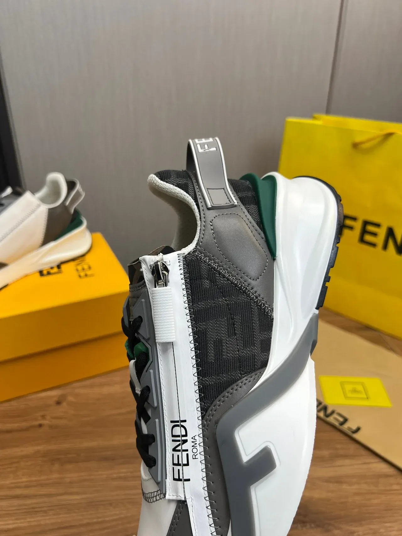 Fendi Run Away Blanc et Gris Sangle Asymétrique Fermeture Éclair Latérale Sneakers Chunky 8