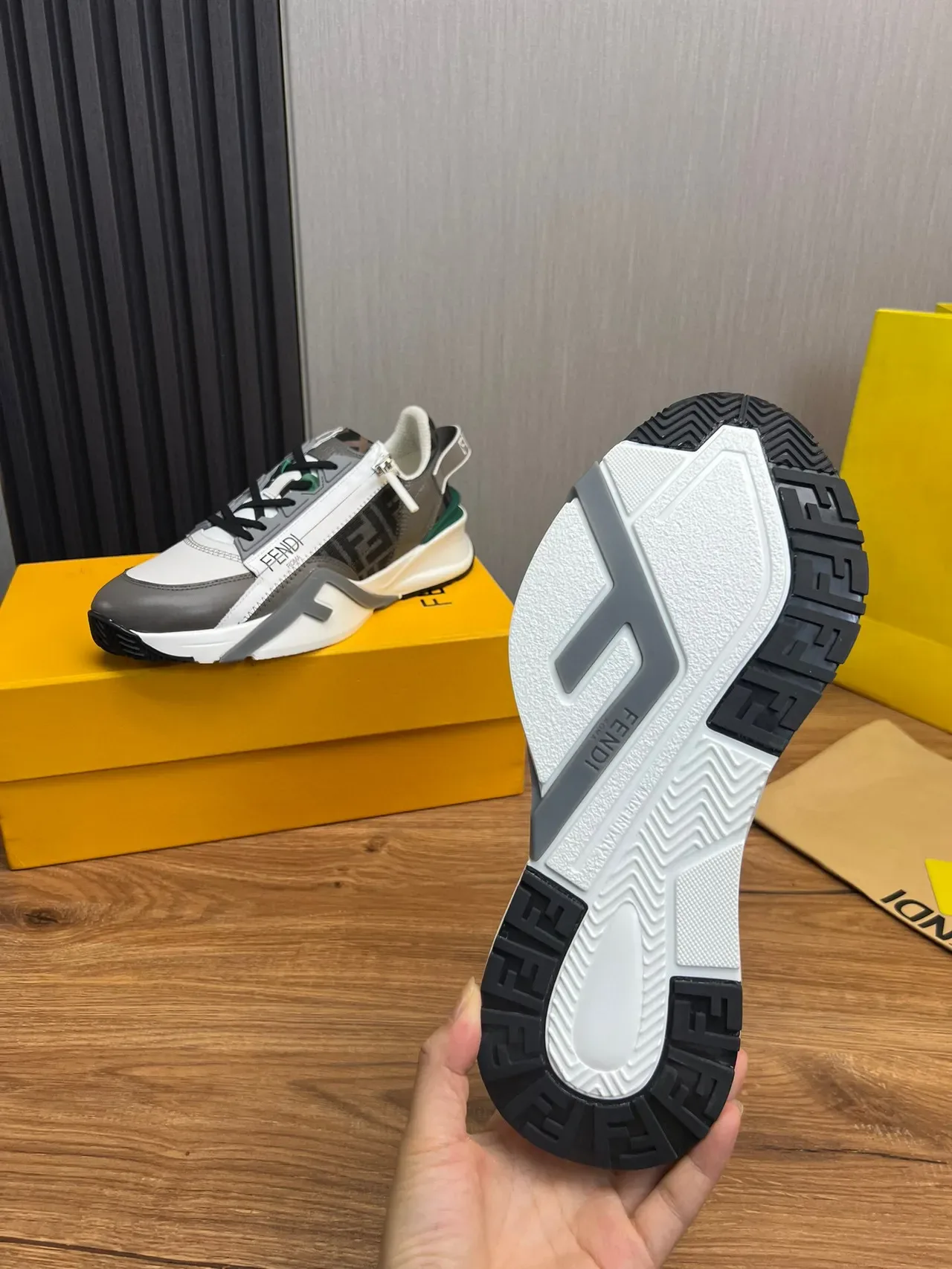 Fendi Run Away Blanc et Gris Sangle Asymétrique Fermeture Éclair Latérale Sneakers Chunky 9