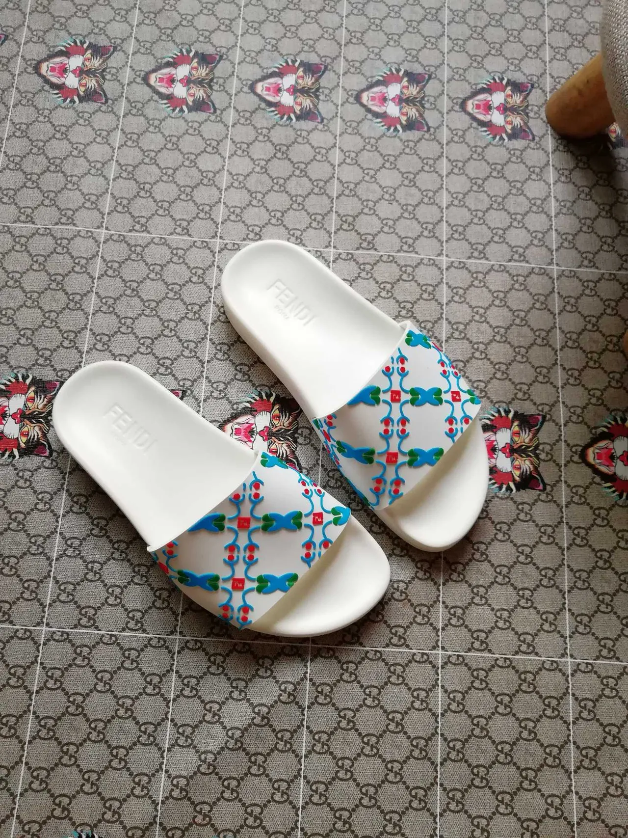 Fendi Slide नेवल बयज़ा मूदी अल तालवान मिन अल मटाट अल मिस्नौअ अल कलब मा हजाम इन्तिरासिया मर्तफिअ 1