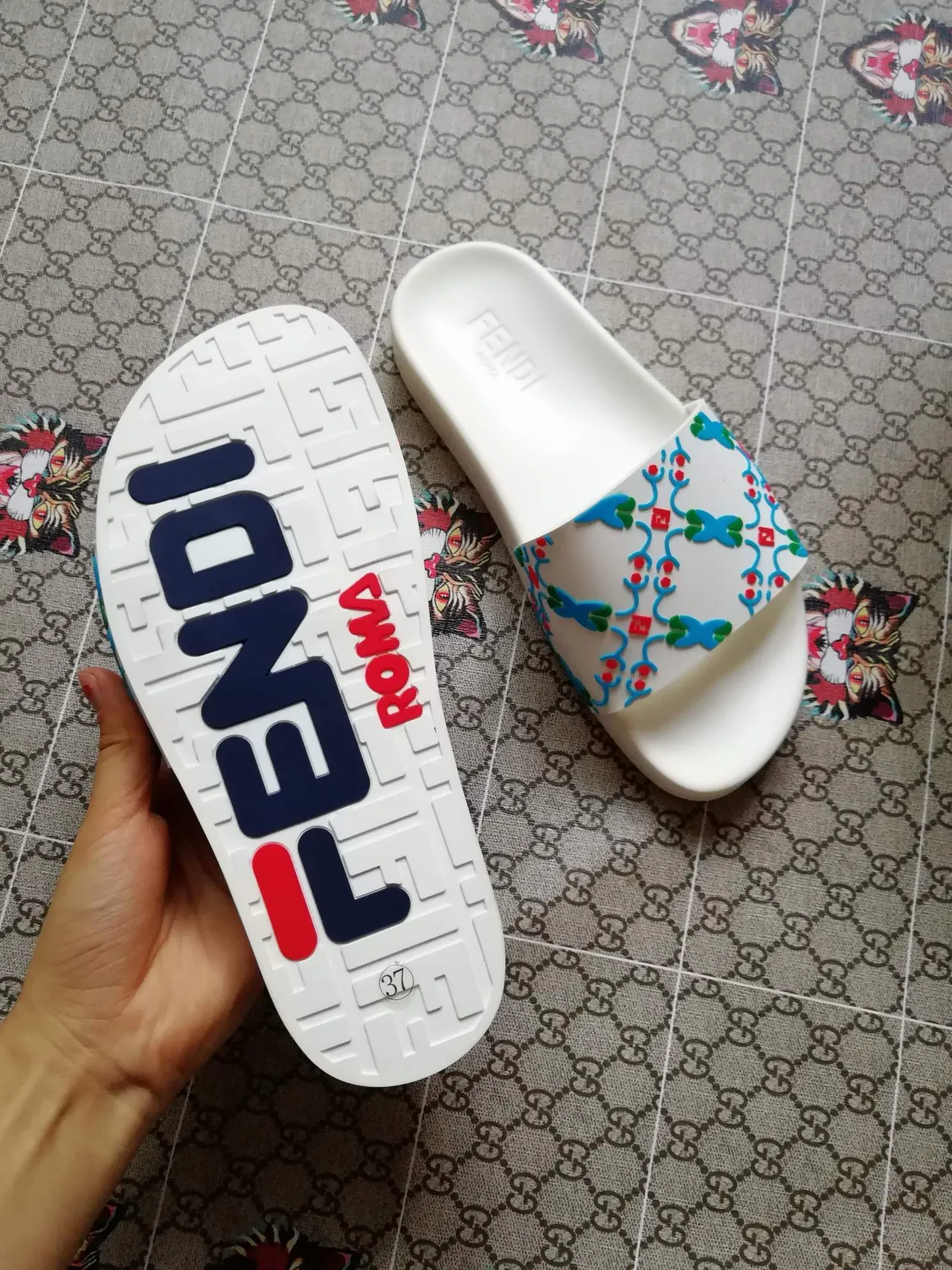 Fendi Slide नेवल बयज़ा मूदी अल तालवान मिन अल मटाट अल मिस्नौअ अल कलब मा हजाम इन्तिरासिया मर्तफिअ 2
