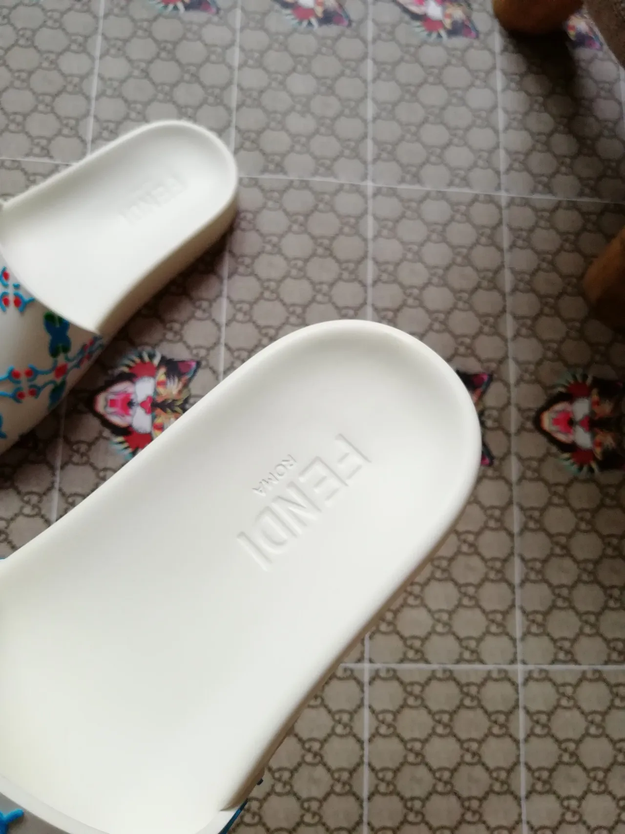 Fendi Slide नेवल बयज़ा मूदी अल तालवान मिन अल मटाट अल मिस्नौअ अल कलब मा हजाम इन्तिरासिया मर्तफिअ 3