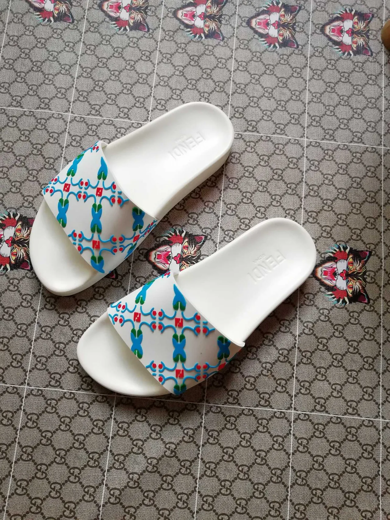 Fendi Slide नेवल बयज़ा मूदी अल तालवान मिन अल मटाट अल मिस्नौअ अल कलब मा हजाम इन्तिरासिया मर्तफिअ 4