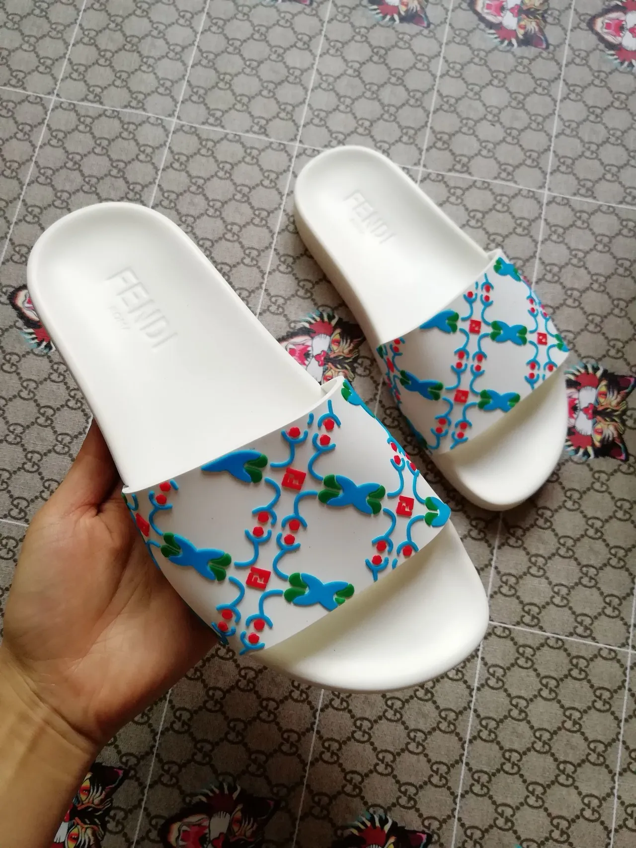 Fendi Slide नेवल बयज़ा मूदी अल तालवान मिन अल मटाट अल मिस्नौअ अल कलब मा हजाम इन्तिरासिया मर्तफिअ 5