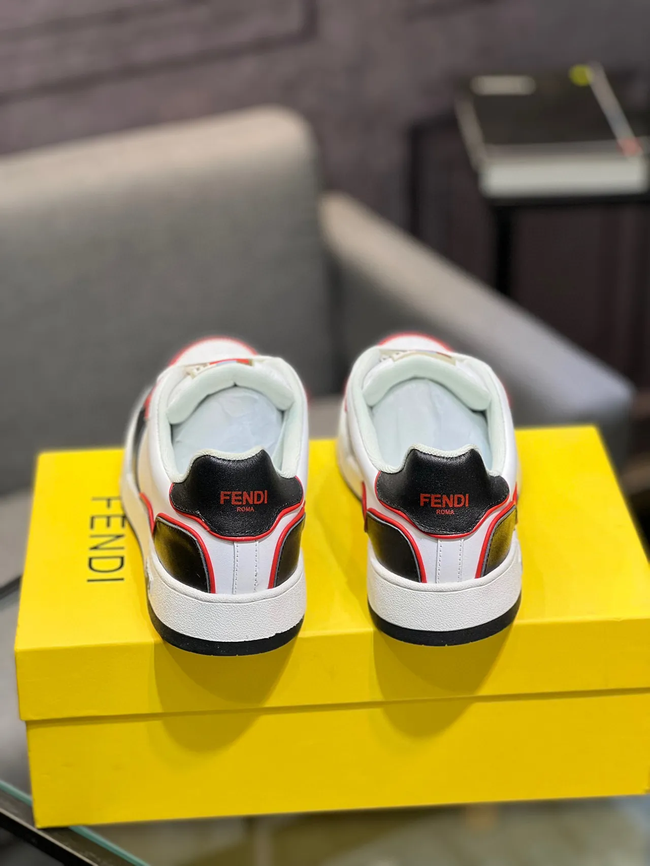 Fendi Sneakers Lifestyle Blancs et Noirs Bloqués de Couleur en Cuir Perforés à la Pointe 3
