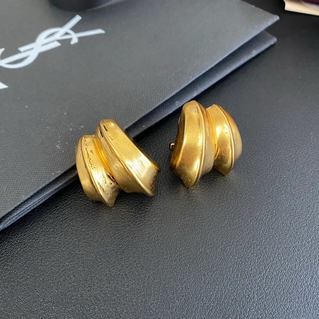 Antique Gold Ribbed Sculpted Earrings 9