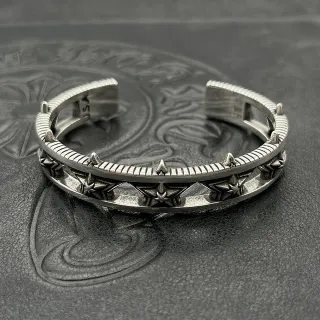 Pulsera de muñeca plateada anticuada con estrellas embossadas y púas