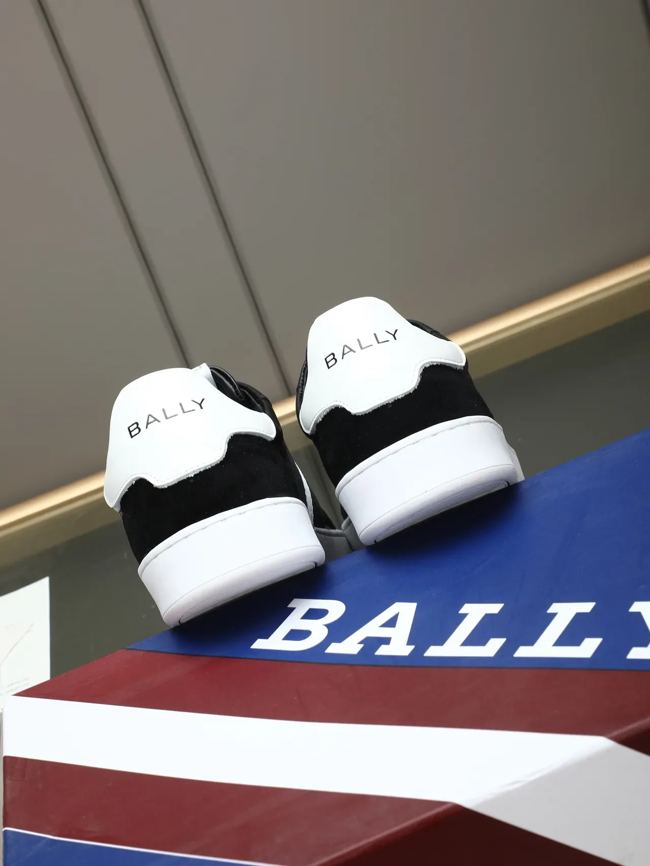 BALLY أسود وأبيض جلد و سويد شريط جانبي سنيكرز أسلوب حياة 3