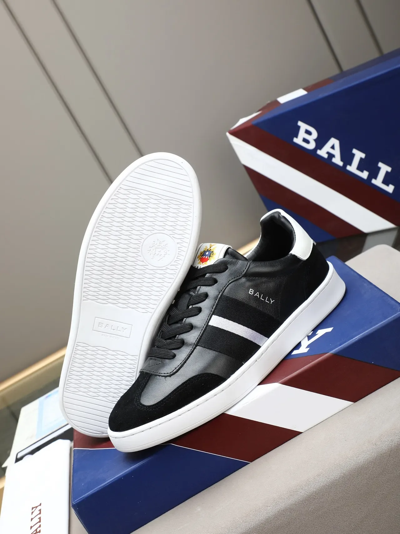 BALLY أسود وأبيض جلد و سويد شريط جانبي سنيكرز أسلوب حياة 4