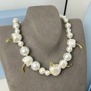 Collier Baroque de Perles et Or Mat Asymétrique