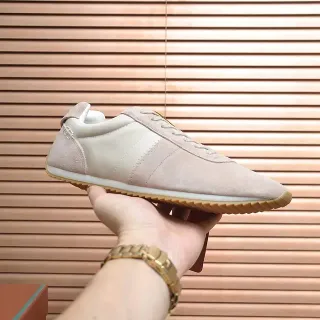 Zapatilla lifestyle beige y off-white de cuero de ante