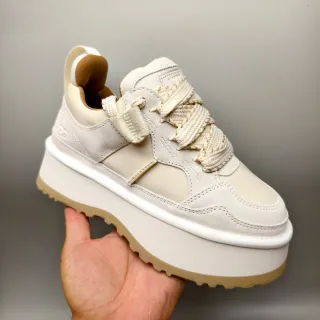 Tênis bege marrom com sola plataforma e upper misturado suede-mesh