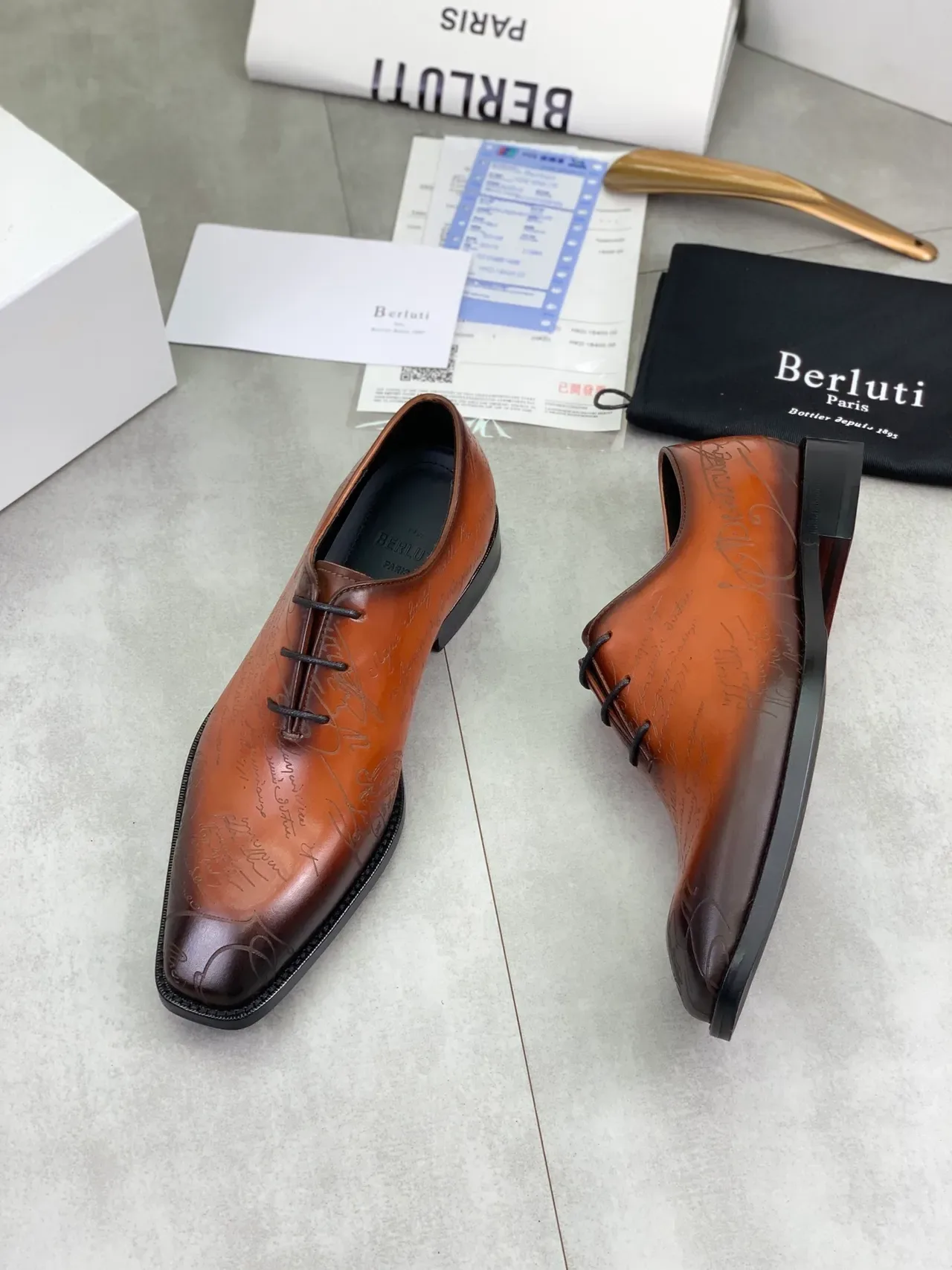 Berluti Zapatos Oxford Marrón Negro Punta a Tapa Motivo Grabado Script 4
