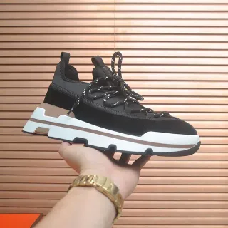 Zapatilla de plataforma negra y blanca chunky