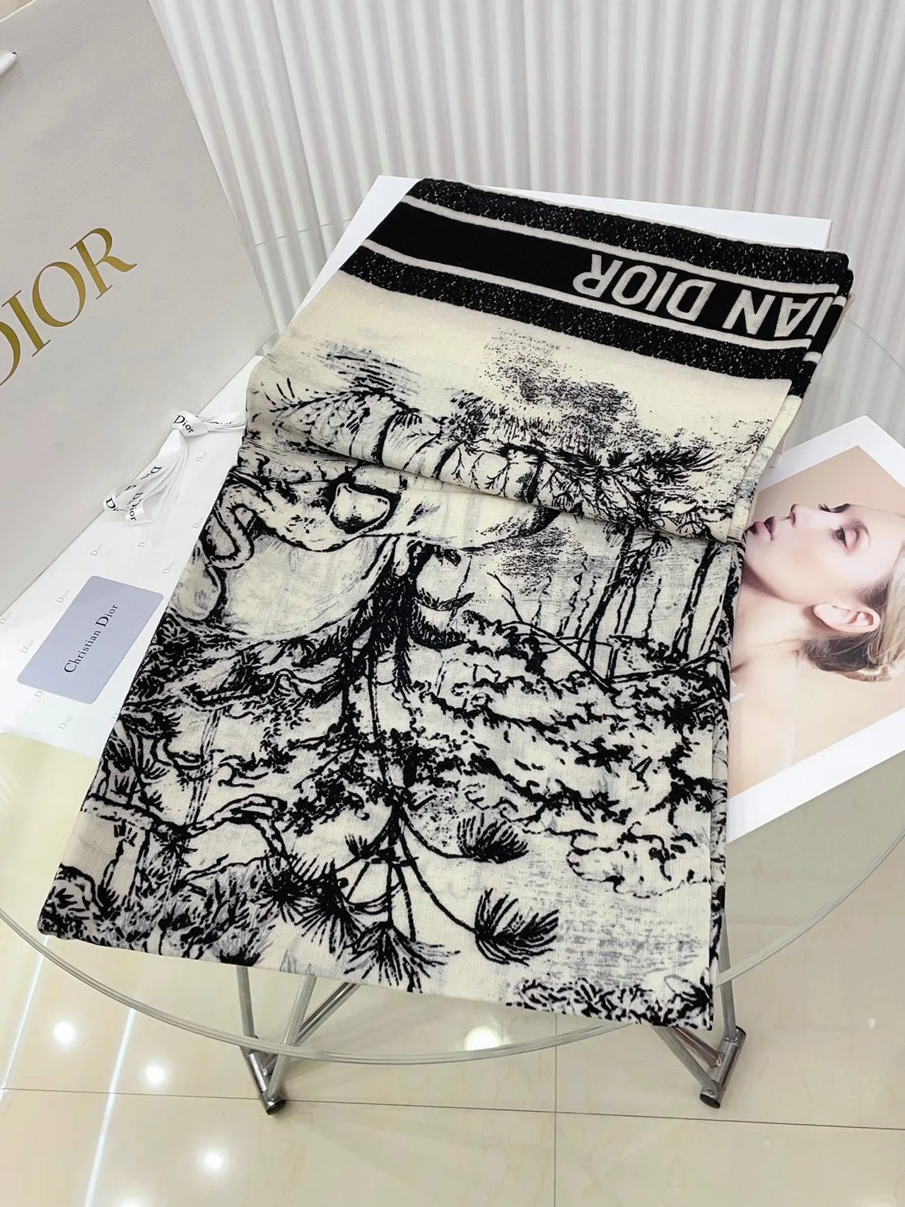 Bufanda de seda negra y blanca con ilustración de tigre y estampado de bosque 5