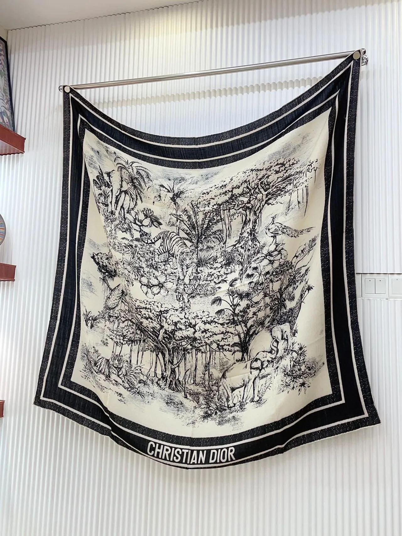 Bufanda de seda negra y blanca con ilustración de tigre y estampado de bosque 6