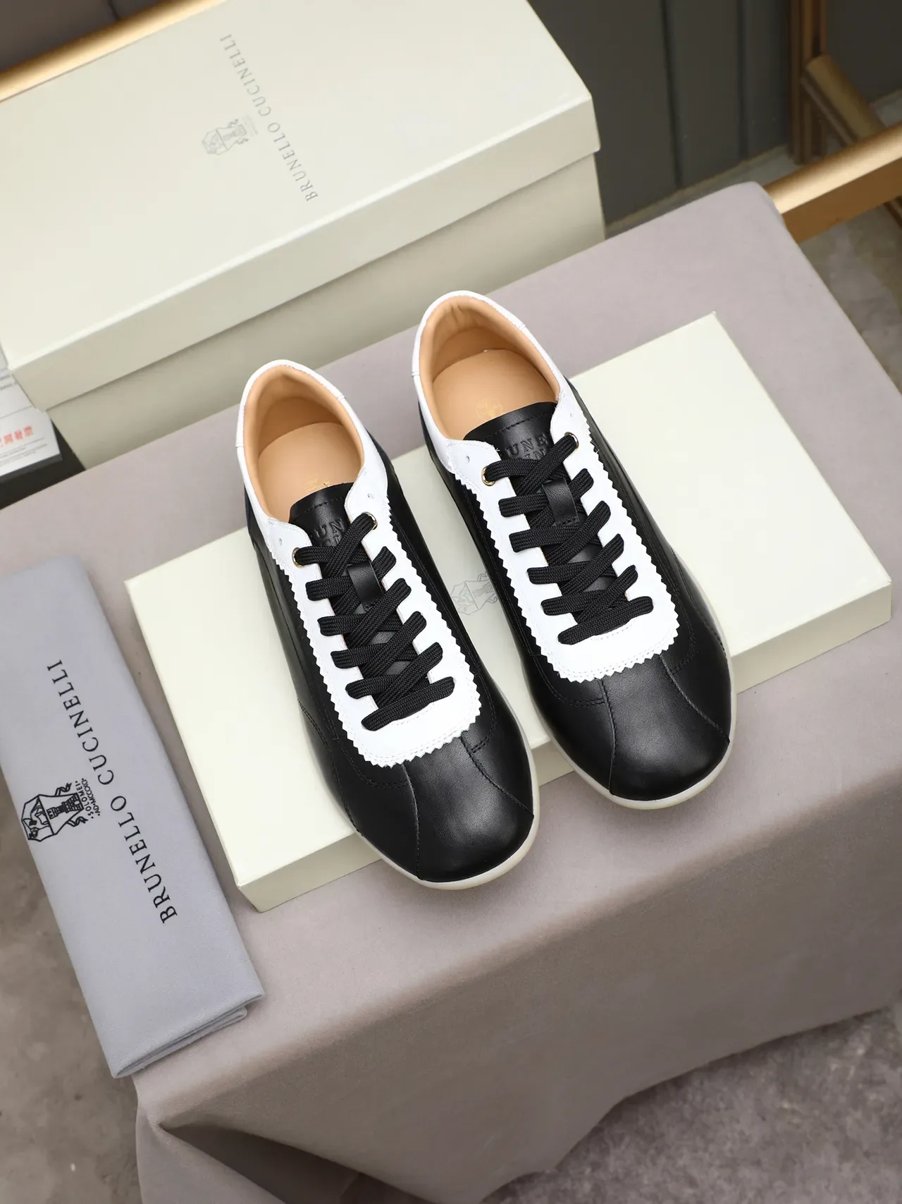 Black and White Scalloped Collar Leather Low-Top Casual Shoes 3