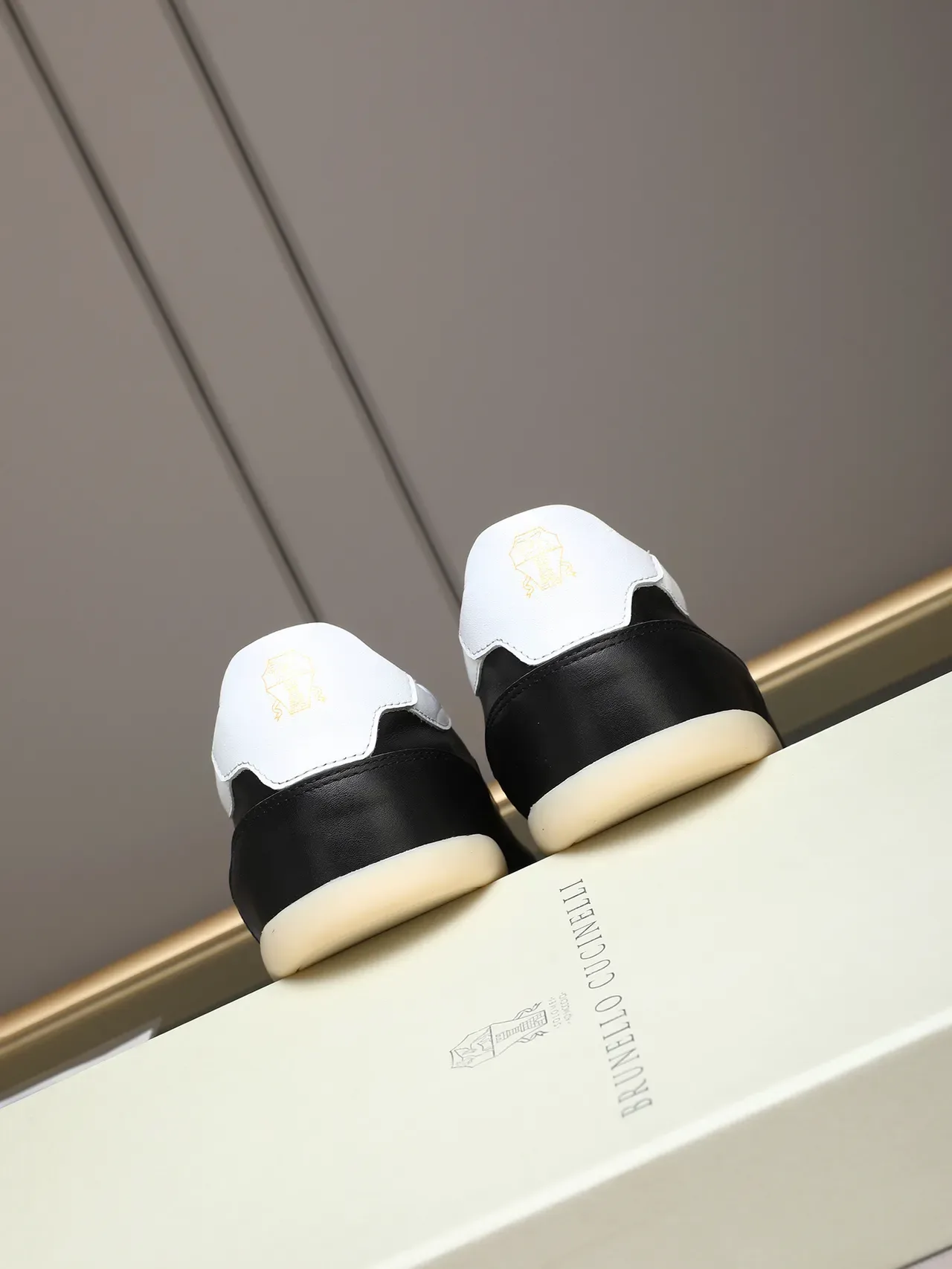Black and White Scalloped Collar Leather Low-Top Casual Shoes 4