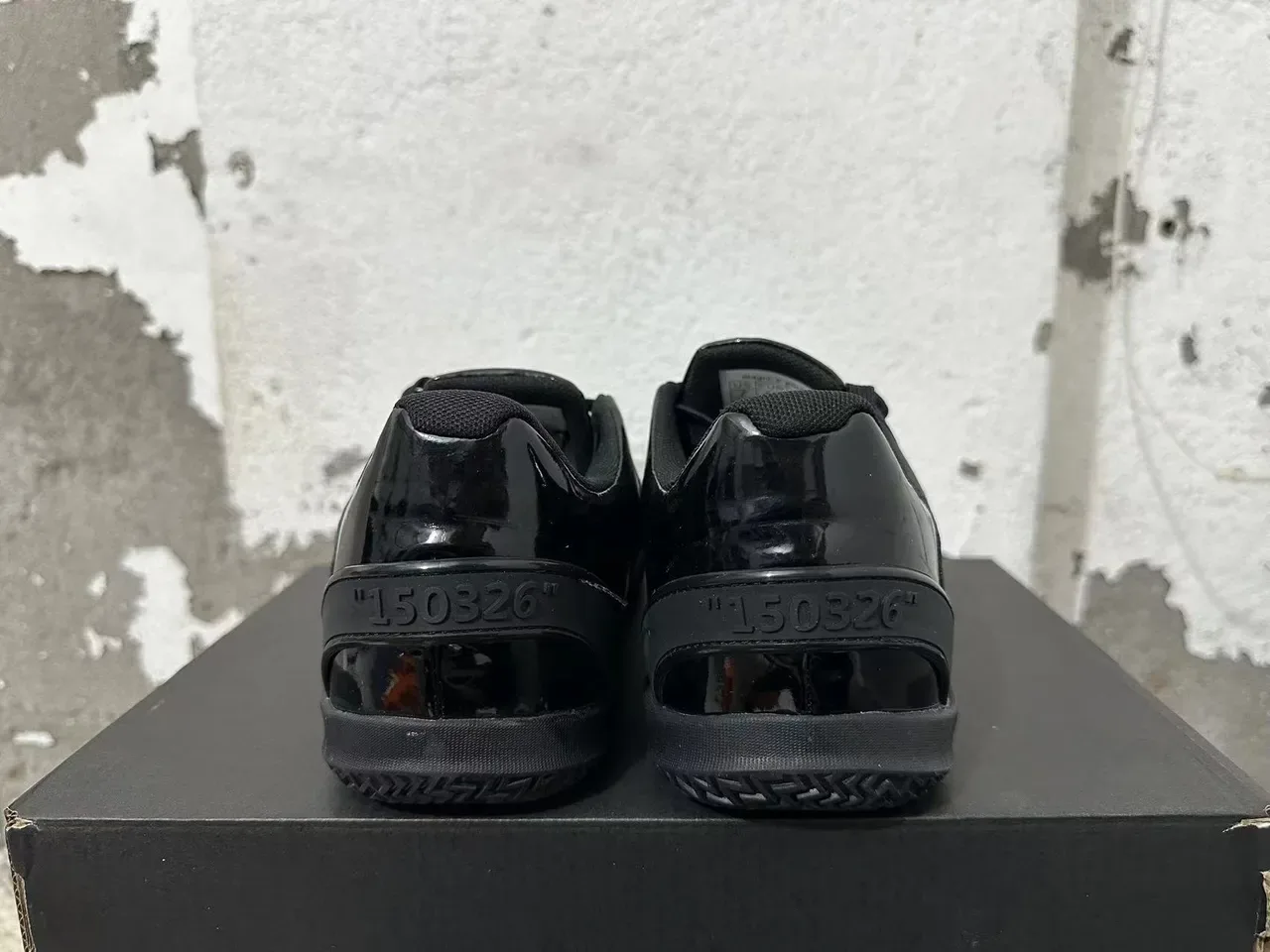 Black Glossy Patent Heel Counter Textured Knit Mesh Upper Sneakers 3