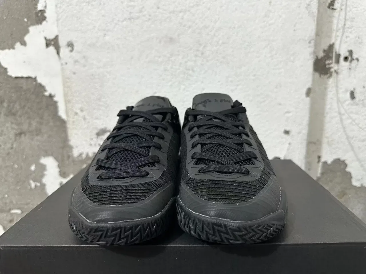 Black Glossy Patent Heel Counter Textured Knit Mesh Upper Sneakers 4