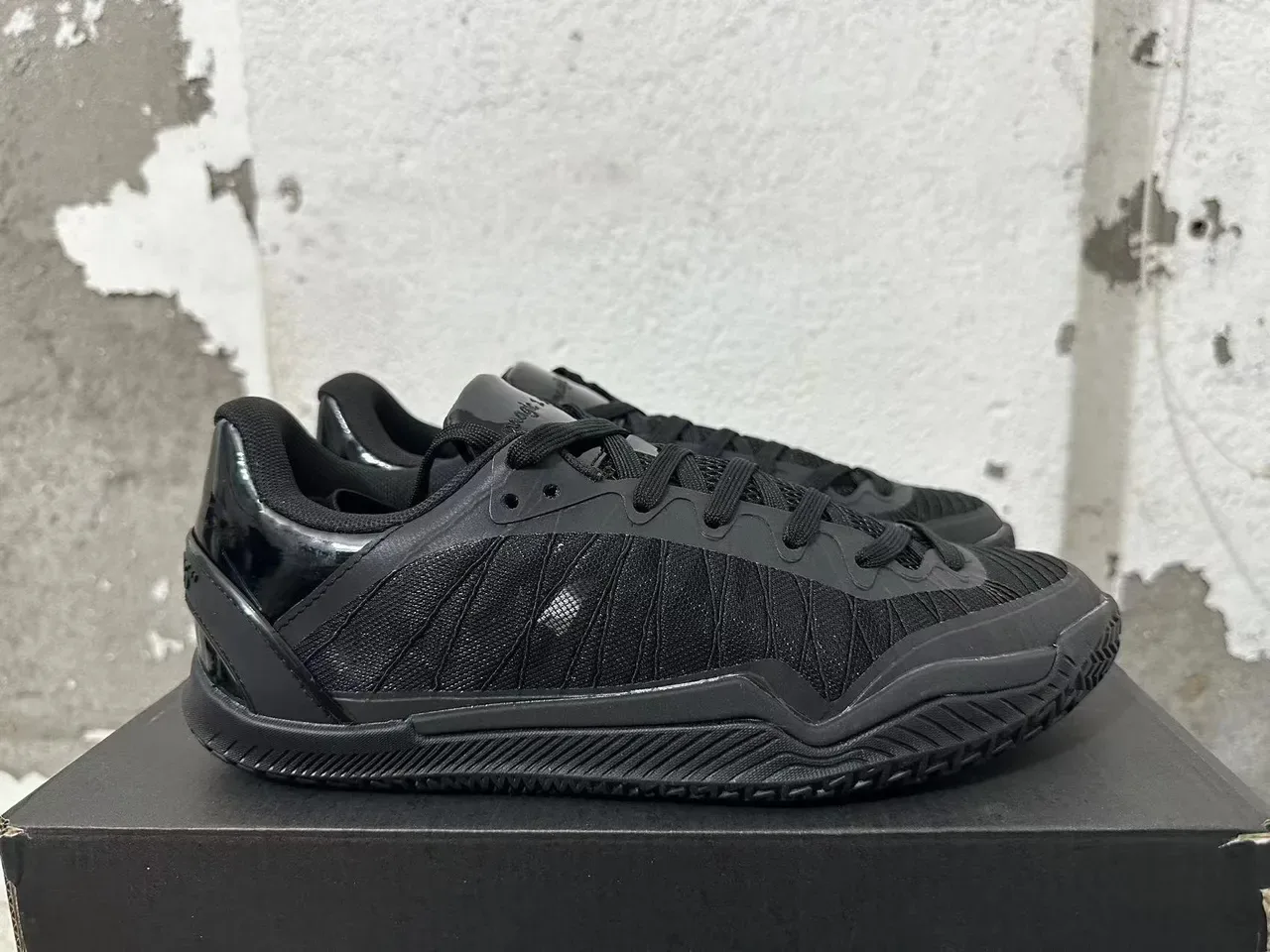 Black Glossy Patent Heel Counter Textured Knit Mesh Upper Sneakers 5