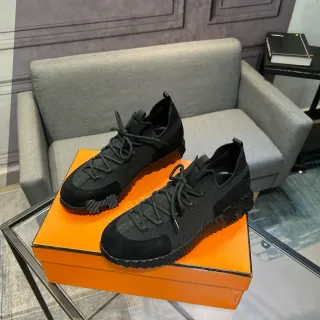 Tênis Lifestyle de Knit e Suede com cadarços pretos