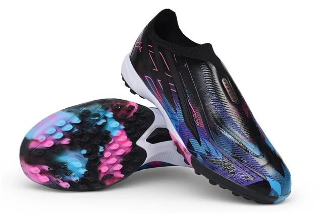 Zapatillas de fútbol turf negras multicolor con upper slip-on ajustado tipo calcetín e impresión gráfica iridiscente 1