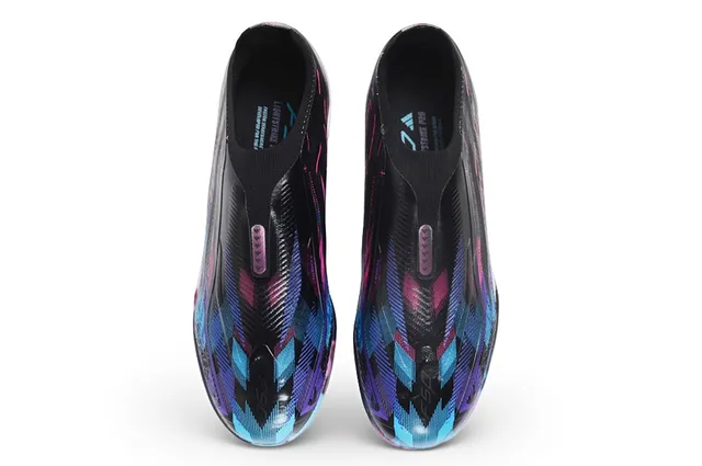 Zapatillas de fútbol turf negras multicolor con upper slip-on ajustado tipo calcetín e impresión gráfica iridiscente 2