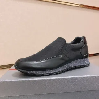 Tênis lifestyle preto e branco com painéis laterais elásticos de entrada deslizante