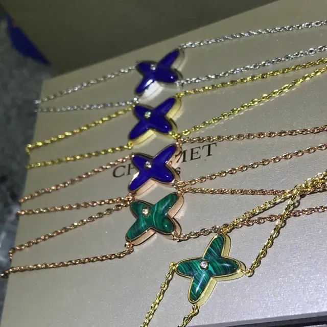 Collier Pendentif Étoile Emaillé Bleu Vert avec Pierre Pavée Centrale 3