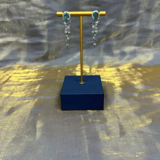 Brincos de prata azul com pedra central em corte oval e halo