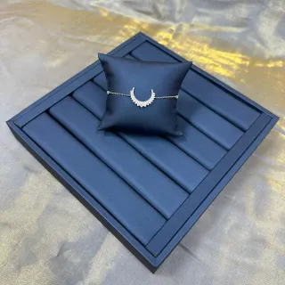 Pulseira de meia-lua com pedras pavé em prata