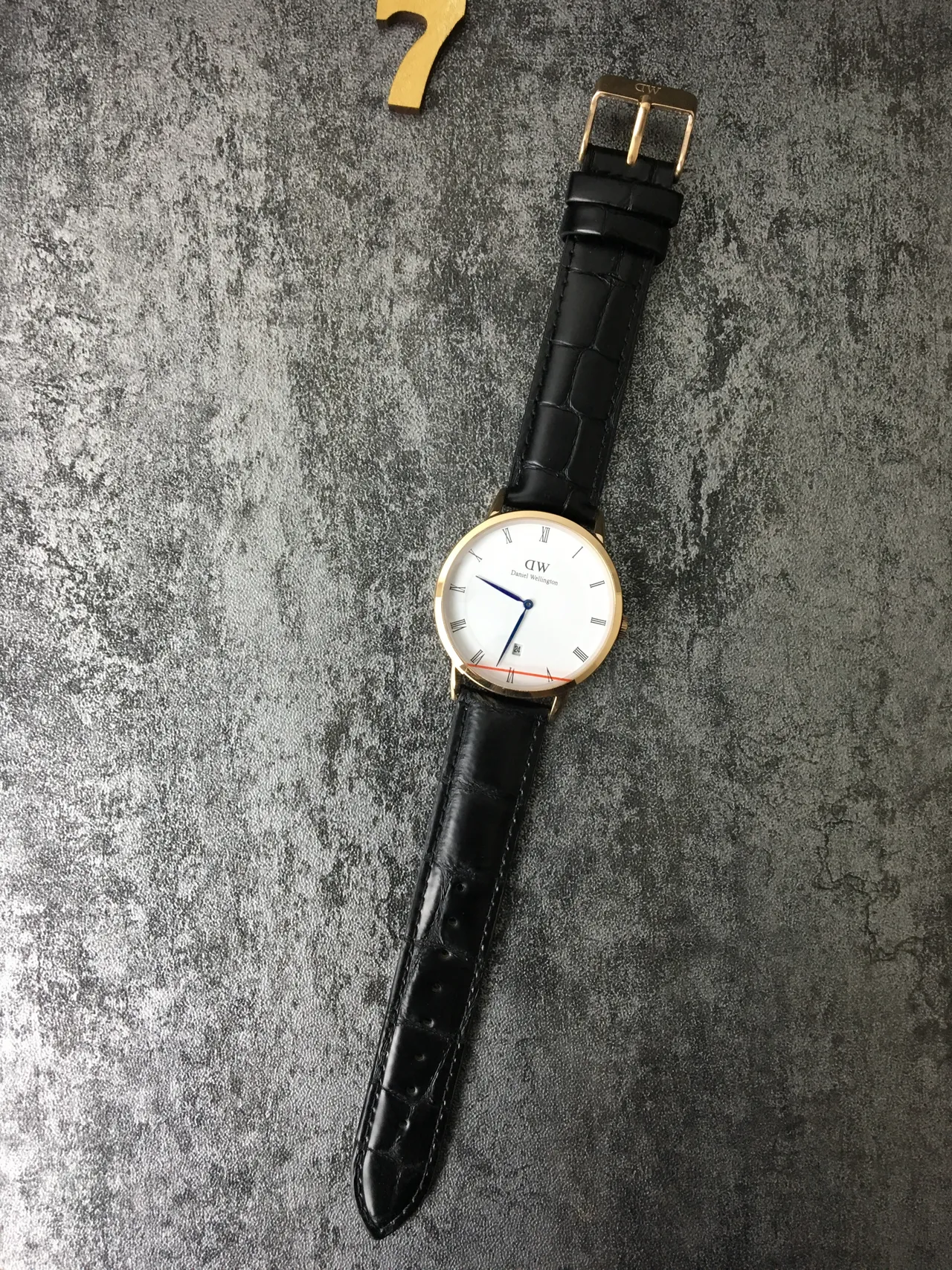 Daniel Wellington काली सोने की न्यूनतम केस क्वार्ट्ज घड़ी 6