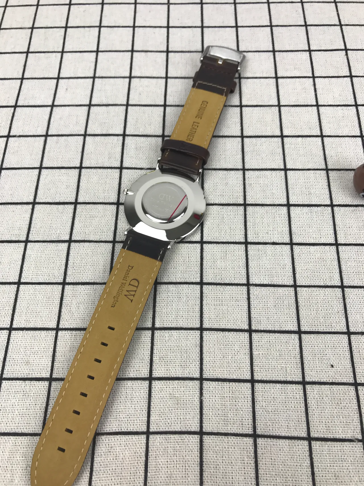 Daniel Wellington Montre Classique Minimaliste Cadran Noir Bracelet Cuir Marron Quartz 3