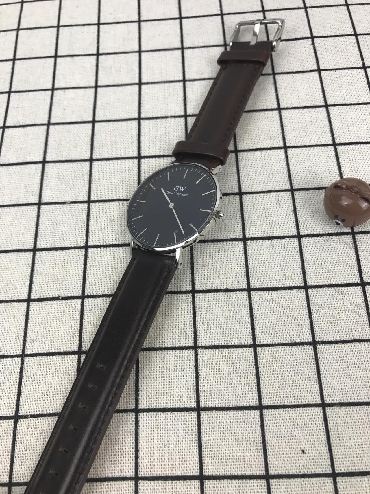 Daniel Wellington Montre Classique Minimaliste Cadran Noir Bracelet Cuir Marron Quartz 4