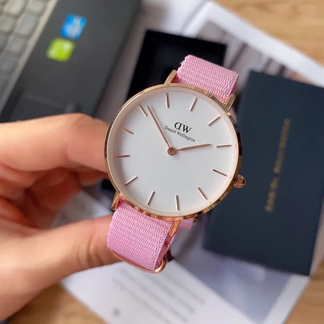 Daniel Wellington Montre Classique Cadran Minimaliste Rose Blanc Bracelet Tissu NATO Quartz 4