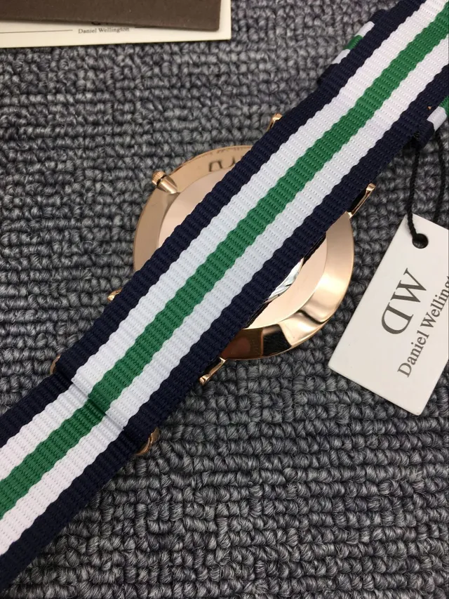 Daniel Wellington Montre à Quartz Cadran Minimaliste Blanc Marine Boîtier Or Rose 3
