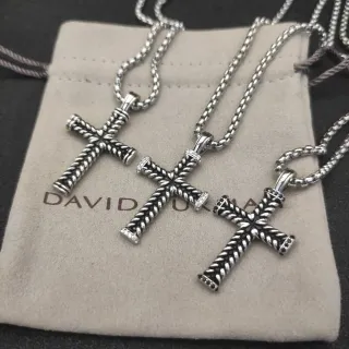 David Yurman Cable Cross قلادة فضية بنمط ملتوي بشكل أثري