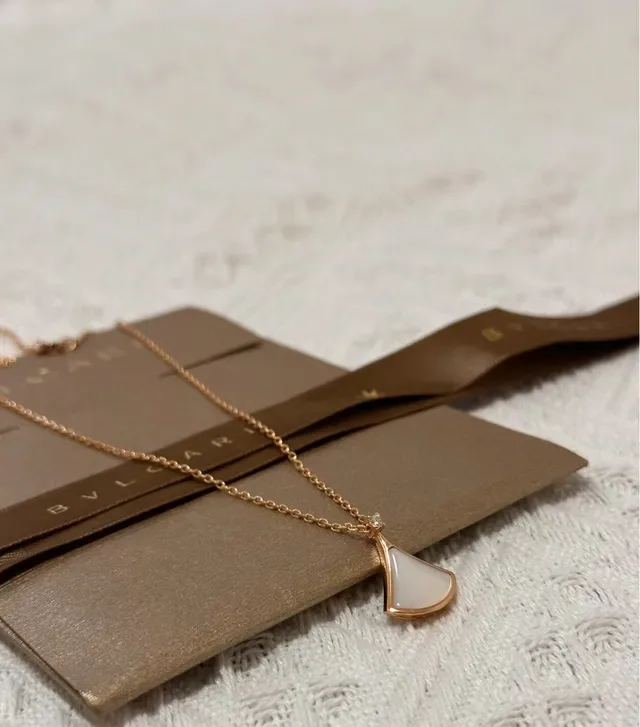 Divas’ Dream Collier avec Pendentif en Nacre en Forme d'Éventail 4