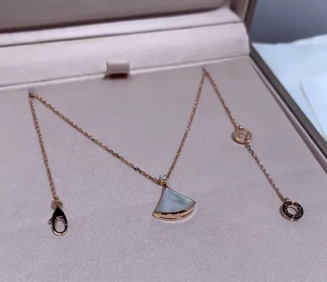 Divas’ Dream Collier avec Pendentif en Nacre en Forme d'Éventail 6