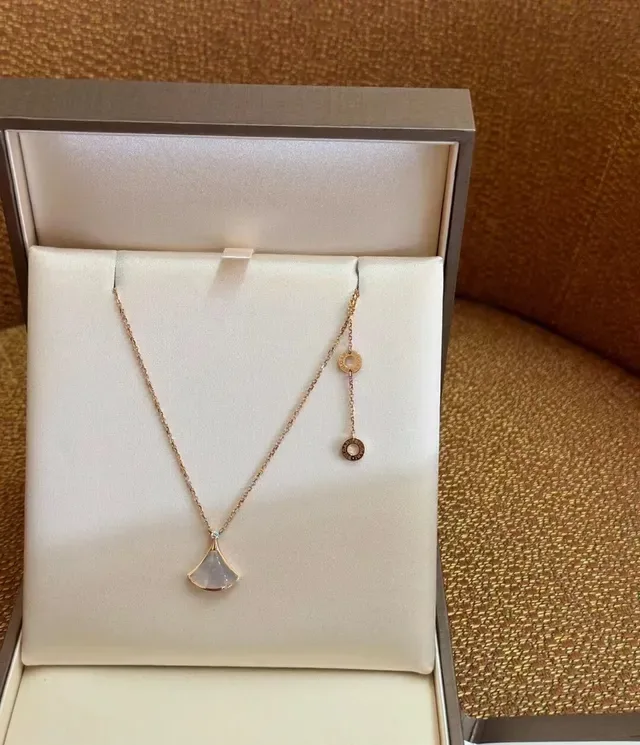 Divas’ Dream Collier avec Pendentif en Nacre en Forme d'Éventail 8