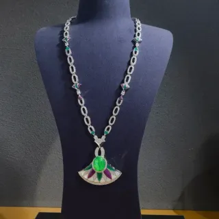 Collar con colgante en forma de abanico de esmalte y gemas