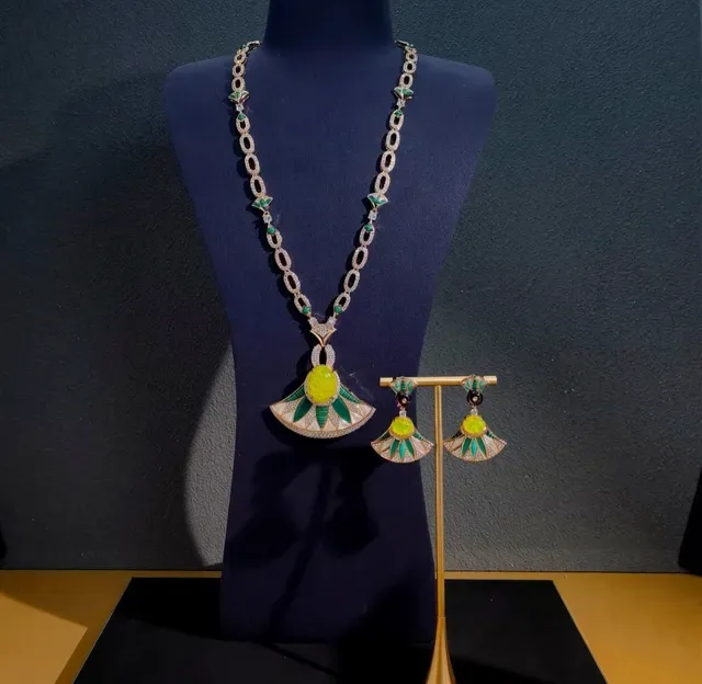 Fan-Shaped Enamel and Gemstone Pendant Necklace 3