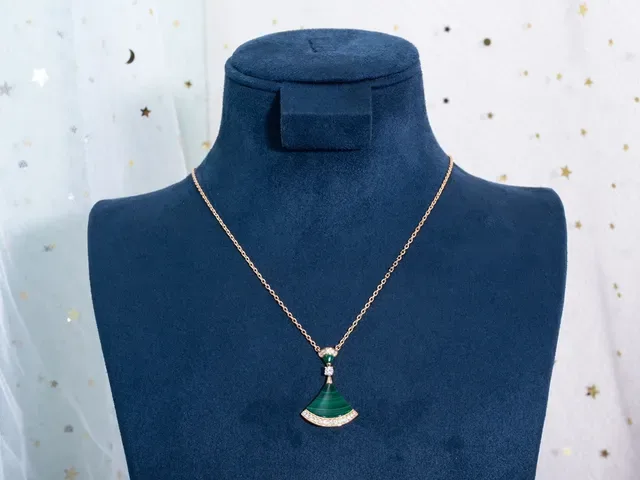 Colar de malacita em forma de leque e pedras pavê em tom dourado 4