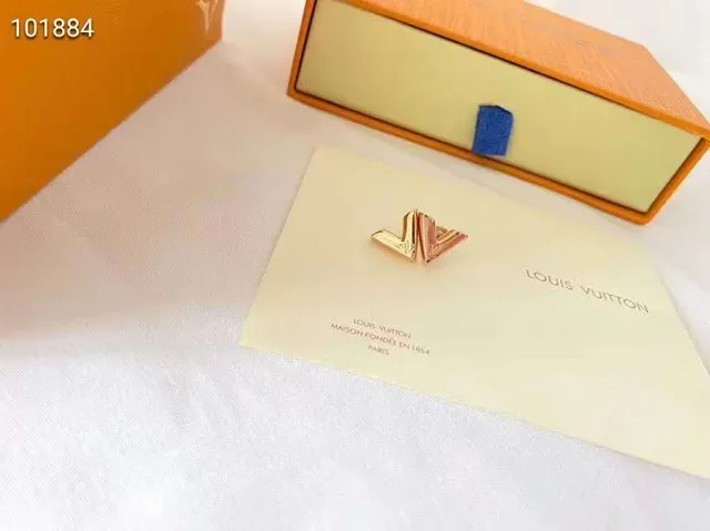Geometric V-Shaped Metallic Stud Earrings 5